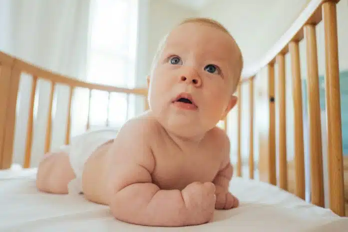 un bébé dans son lit