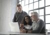 3 personnes travaillant sur un Mac