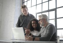 3 personnes travaillant sur un Mac