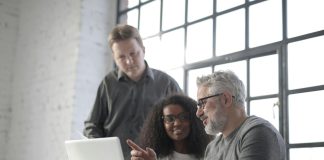 3 personnes travaillant sur un Mac